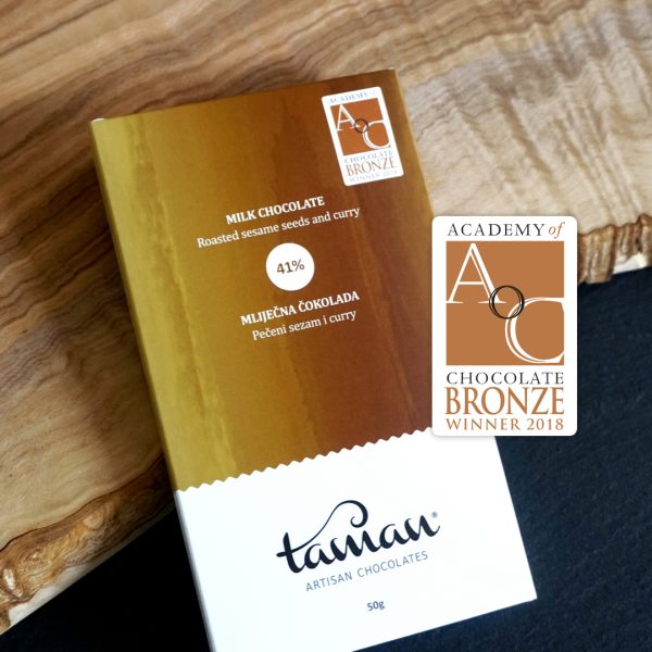TAMAN mliječna čokolada s pečenim sezamom i curryem