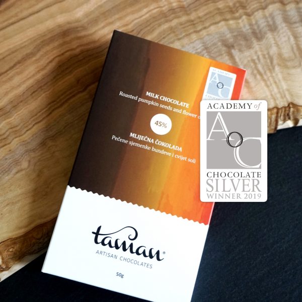 TAMAN mliječna čokolada s pečenim sjemenkama bundeve i cvijetom soli